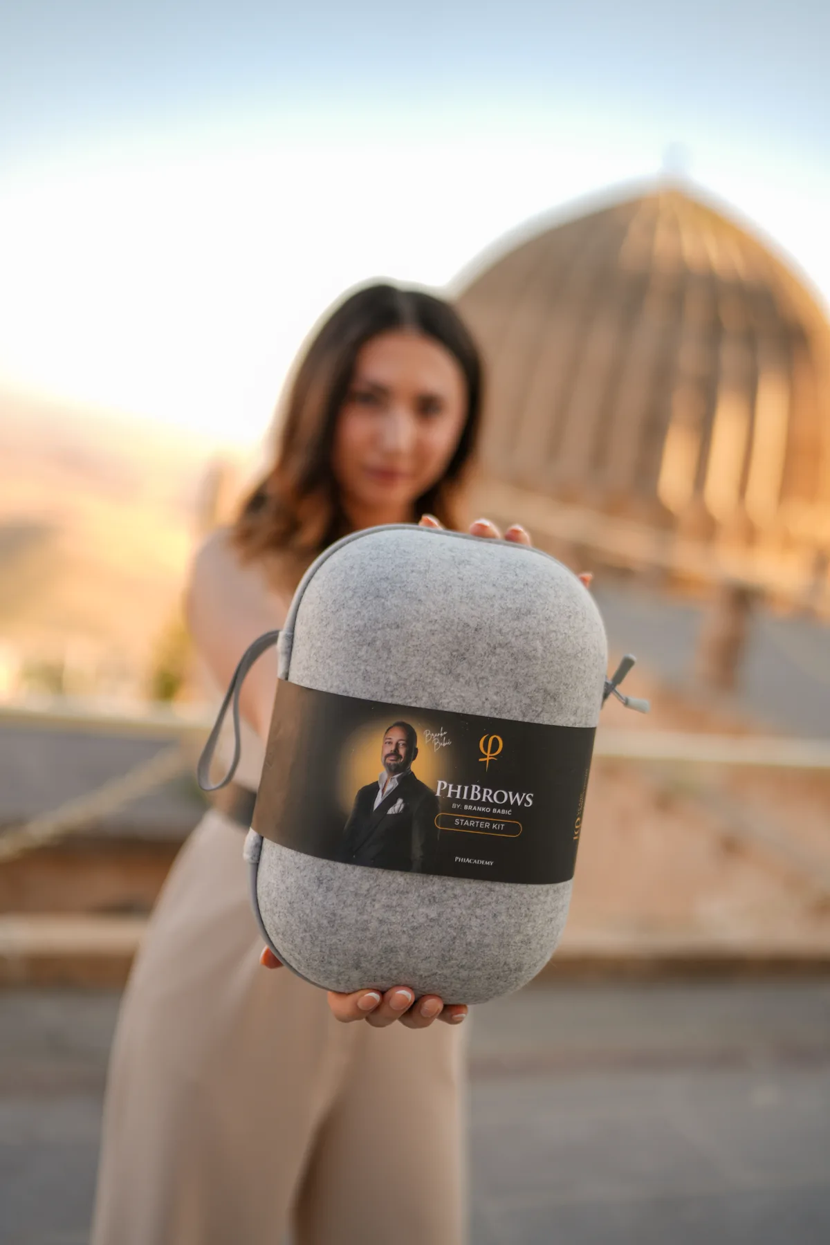 Mardin’in taş mimarisi önünde eğitim kitiyle öğrenci